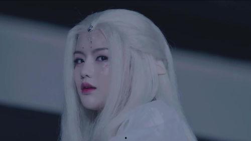 妖狐变成人形视频,神秘变身瞬间揭秘